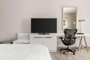 Hilton Garden Inn South Padre Island Beachfront的电视和/或娱乐中心