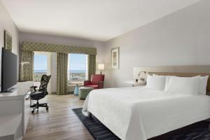Hilton Garden Inn South Padre Island Beachfront客房内的一张或多张床位