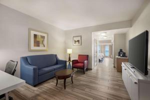 Hilton Garden Inn South Padre Island Beachfront的电视和/或娱乐中心
