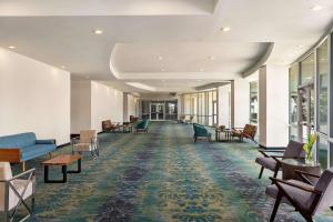 Hilton Garden Inn South Padre Island Beachfront的休息区