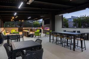 un patio avec des tables et des chaises et un coin salon dans l'établissement Hampton Inn & Suites Alpharetta Roswell, à Alpharetta