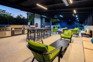 The lounge or bar area at Hampton Inn & Suites Alpharetta Roswell