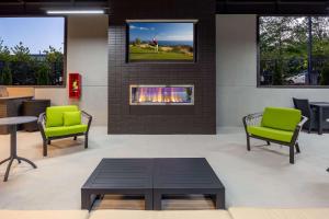Hampton Inn & Suites Alpharetta Roswell的休息区