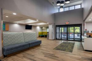 Hampton Inn & Suites Alpharetta Roswell的电视和/或娱乐中心