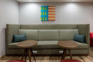 Hampton Inn & Suites Alpharetta Roswell的休息区