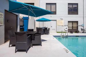 Hampton Inn & Suites Alpharetta Roswell内部或周边的泳池