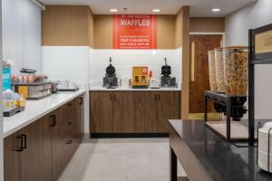 Hampton Inn & Suites Alpharetta Roswell的厨房或小厨房