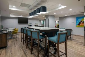 Hampton Inn & Suites Alpharetta Roswell的电视和/或娱乐中心