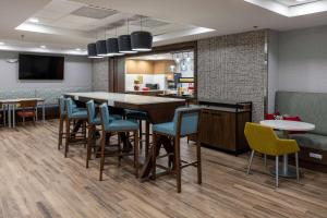 Hampton Inn & Suites Alpharetta Roswell的厨房或小厨房