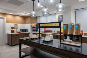 Hampton Inn & Suites Alpharetta Roswell的厨房或小厨房