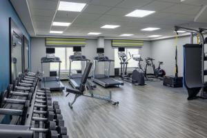 Hampton Inn & Suites Alpharetta Roswell的健身中心和/或健身设施