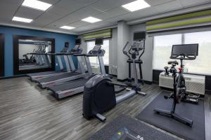 Hampton Inn & Suites Alpharetta Roswell的健身中心和/或健身设施
