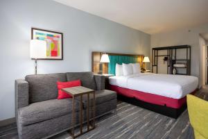 阿尔法利塔Hampton Inn & Suites Alpharetta Roswell的配有床和沙发的酒店房间