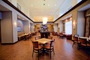 Restoran ili drugo mesto za obedovanje u objektu Hampton Inn & Suites by Hilton Seattle/Kent