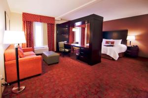 um quarto de hotel com uma cama e uma secretária em Hampton Inn & Suites by Hilton Seattle/Kent em Kent