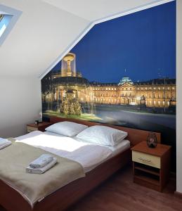 1 dormitorio con 1 cama y vistas a un edificio en Deutsches Haus Livno, en Livno