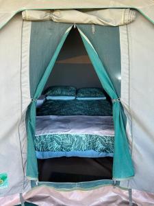 a bed in a tent in a room at Cadeau Hiking and Accommodation in Witelsbos