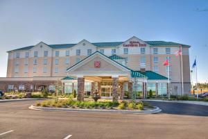 ein Hotelgebäude mit einem Parkplatz davor in der Unterkunft Hilton Garden Inn Clarksville in Clarksville