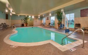 ein großer Pool in einem Hotelzimmer in der Unterkunft Hilton Garden Inn Clarksville in Clarksville