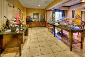 un vestíbulo con 2 mesas buffet con comida. en Hampton Inn Roanoke Rapids, en Roanoke Rapids