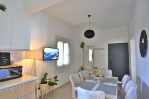 凱里尼亞的住宿－Stunning Seaview Haven 3 min to Beach in Lapta，客厅配有白色的桌子和椅子