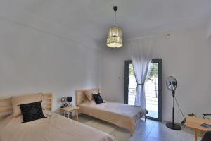 1 dormitorio con 2 camas y lámpara en Stunning Seaview Haven 3 min to Beach in Lapta, en Kyrenia