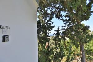 una vista desde una casa con árboles en el fondo en Stunning Seaview Haven 3 min to Beach in Lapta, en Kyrenia