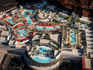 Crockfords Las Vegas, LXR Hotels & Resorts at Resorts World内部或周边的泳池