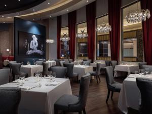 Crockfords Las Vegas, LXR Hotels & Resorts at Resorts World餐厅或其他用餐的地方