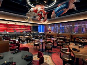 Crockfords Las Vegas, LXR Hotels & Resorts at Resorts World餐厅或其他用餐的地方