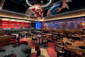 Crockfords Las Vegas, LXR Hotels & Resorts at Resorts World餐厅或其他用餐的地方