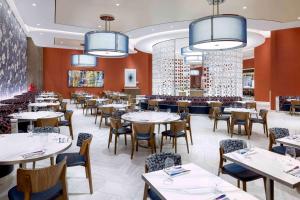 Crockfords Las Vegas, LXR Hotels & Resorts at Resorts World餐厅或其他用餐的地方