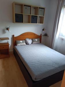 - une chambre avec un lit et une tête de lit en bois dans l'établissement Guzet Neige 1400, à Ustou