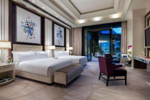 拉斯维加斯Crockfords Las Vegas, LXR Hotels & Resorts at Resorts World的卧室里有一张白色的大床和一张书桌
