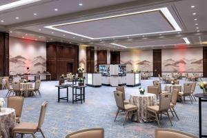 拉斯维加斯Crockfords Las Vegas, LXR Hotels & Resorts at Resorts World的房间里有桌椅的宴会厅