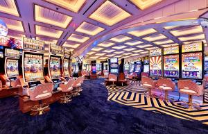 拉斯维加斯Crockfords Las Vegas, LXR Hotels & Resorts at Resorts World的赌场,有一堆老虎机