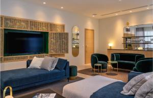 Villa Harmony 1 في هفار: غرفة معيشة مع أريكة زرقاء وتلفزيون بشاشة مسطحة