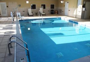 ein großer Pool mit blauem Wasser in der Unterkunft Hampton Inn & Suites Charlotte-Airport in Charlotte