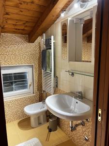 uma casa de banho com um lavatório e um espelho em Il nido di Arianna em Leggiuno