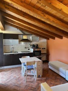 uma cozinha e sala de jantar com uma mesa e um sofá em Il nido di Arianna em Leggiuno