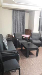 Sala de estar con sofás y mesa de centro en House in Batumi, en Batumi