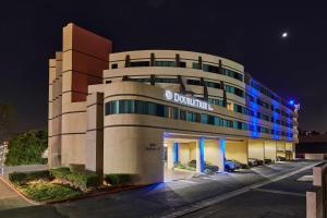 un bâtiment avec des lumières bleues devant lui dans l'établissement Doubletree By Hilton Fullerton, à Fullerton