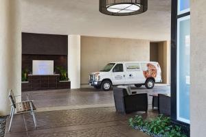 une camionnette blanche garée dans un parking dans l'établissement Doubletree By Hilton Fullerton, à Fullerton