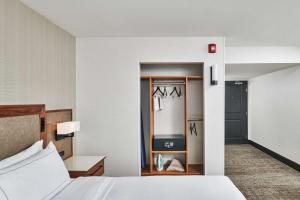 Doubletree By Hilton Fullerton客房内的一张或多张床位