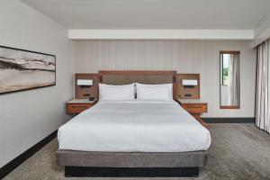 Doubletree By Hilton Fullerton客房内的一张或多张床位