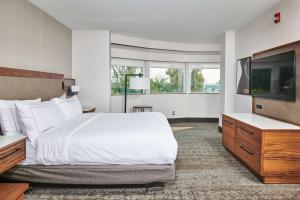 Doubletree By Hilton Fullerton客房内的一张或多张床位