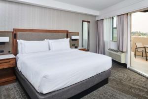 Doubletree By Hilton Fullerton客房内的一张或多张床位
