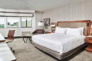 福乐顿市Doubletree By Hilton Fullerton的配有一张大床和一把椅子的酒店房间