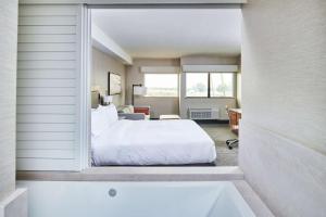 Doubletree By Hilton Fullerton客房内的一张或多张床位