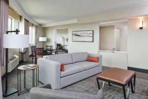 Doubletree By Hilton Fullerton的休息区